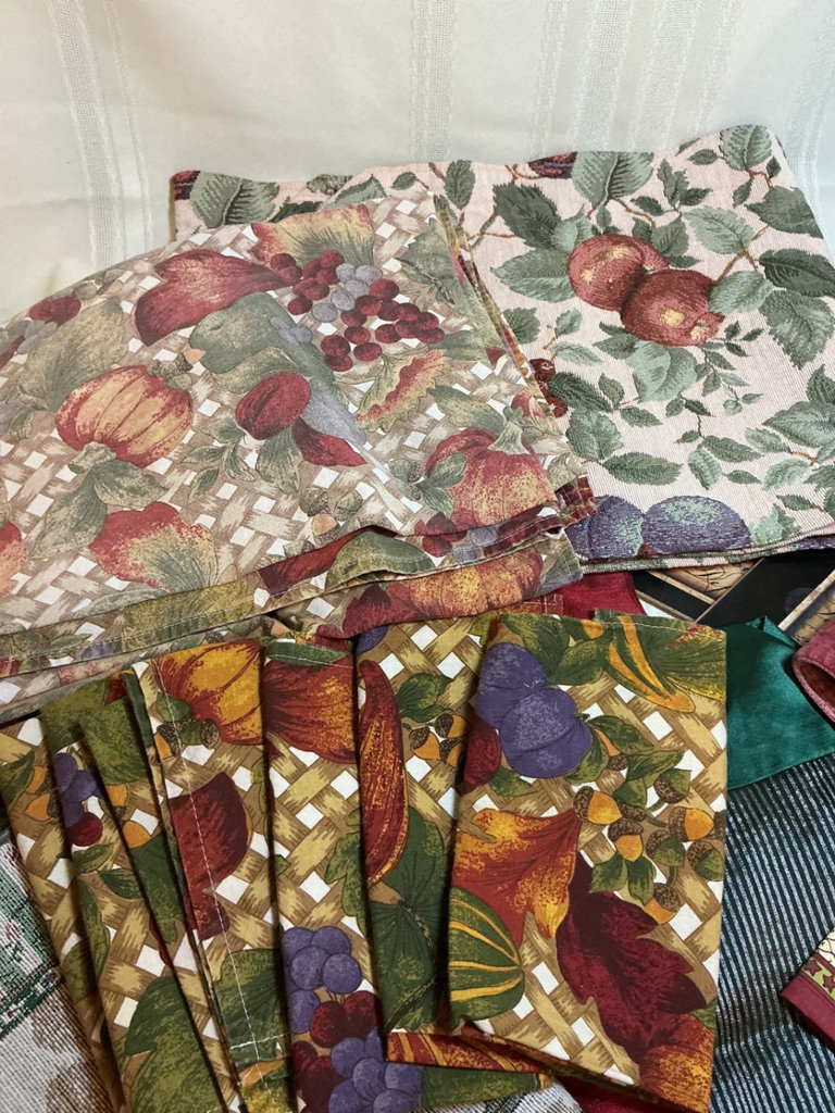 Table linens - image 4 of 8