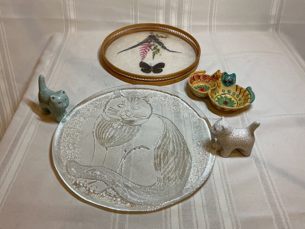 Cat-themed decorative ceramic and glass decor - image 1 of 7