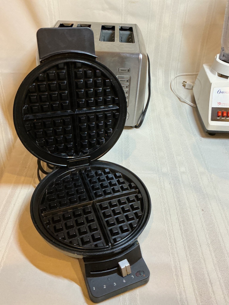 Cuisinart Toaster and waffle iron, blender, and juicer - image 3 of 5