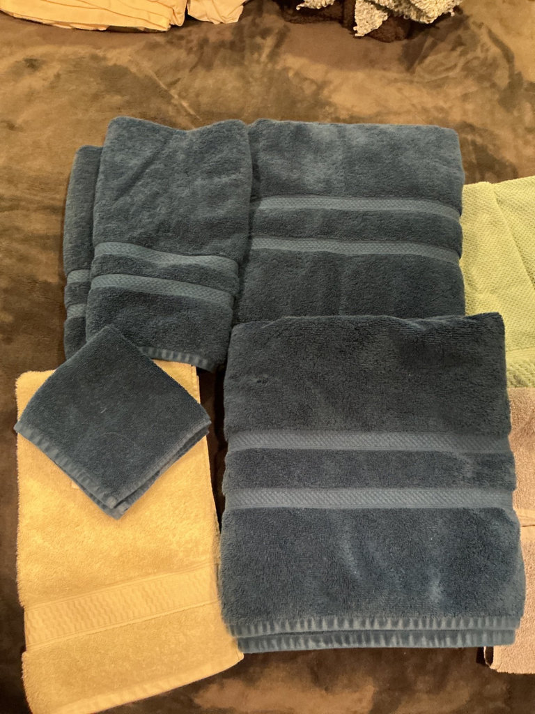 Assorted bath towels and washcloths - image 2 of 4