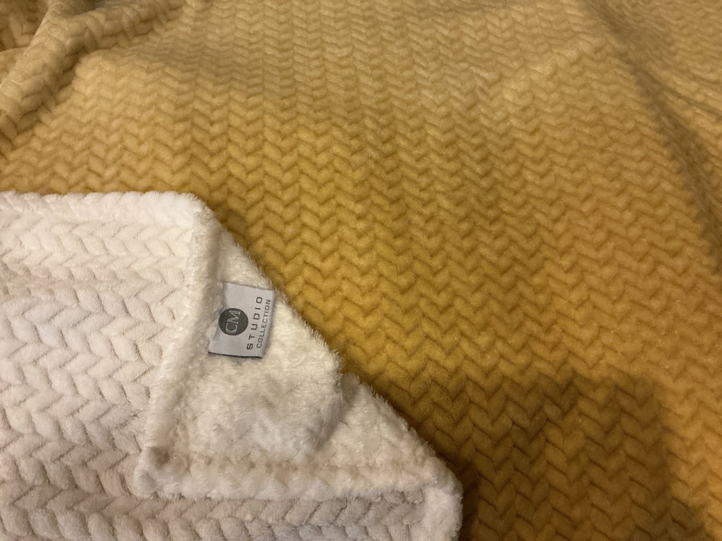 Throw blankets and a decorative pillow - image 6 of 6