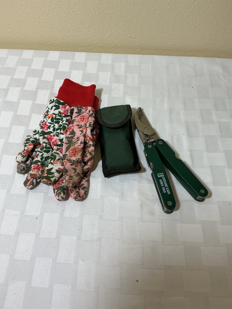 Garden tools, planters, and accessories - image 6 of 7