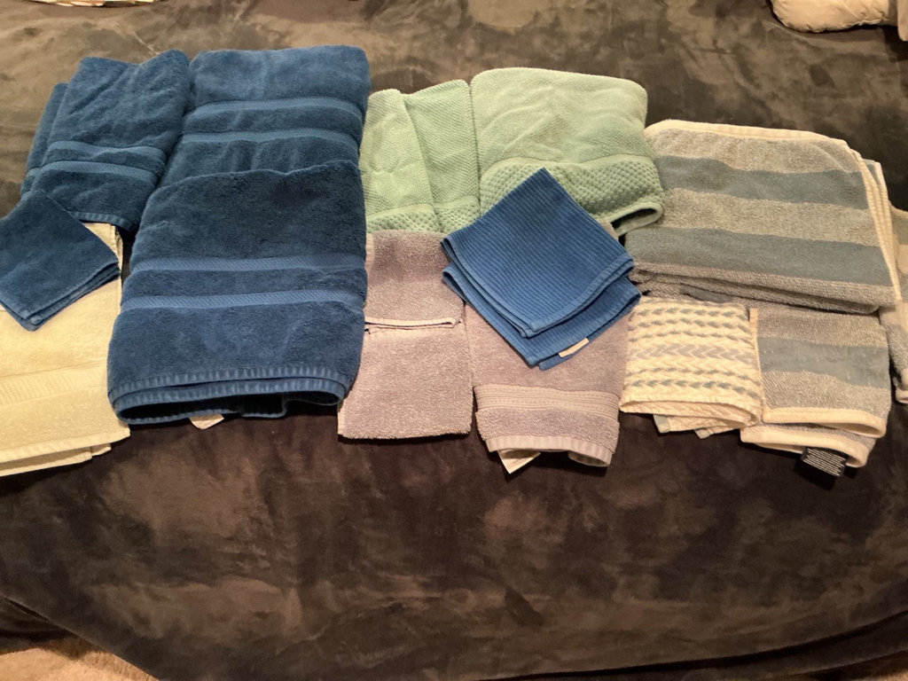 Assorted bath towels and washcloths - image 1 of 4