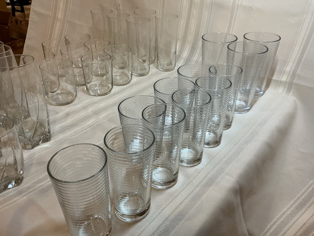 Assorted glassware: drinking glasses - image 5 of 5