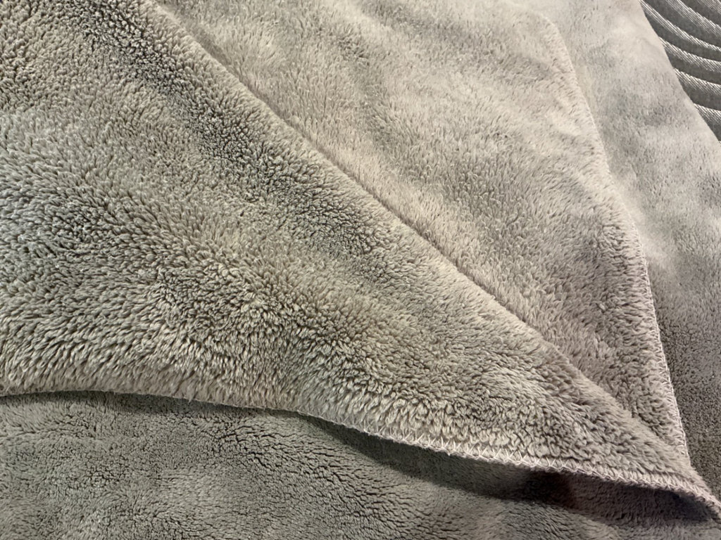 Blankets, heated pad, Ugg brand - image 6 of 7