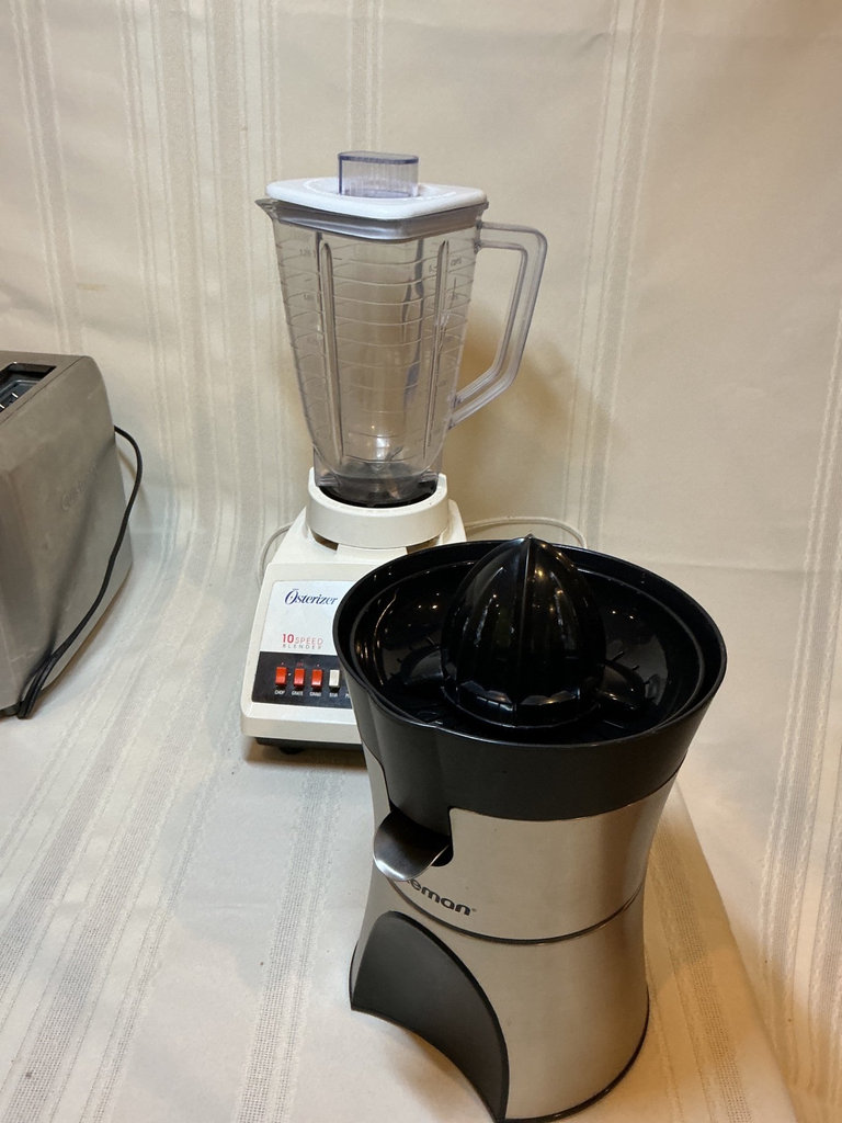 Cuisinart Toaster and waffle iron, blender, and juicer - image 5 of 5