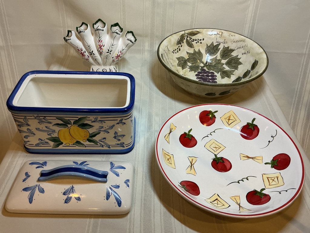 Assorted ceramic kitchenware and decorative ceramics - image 1 of 9