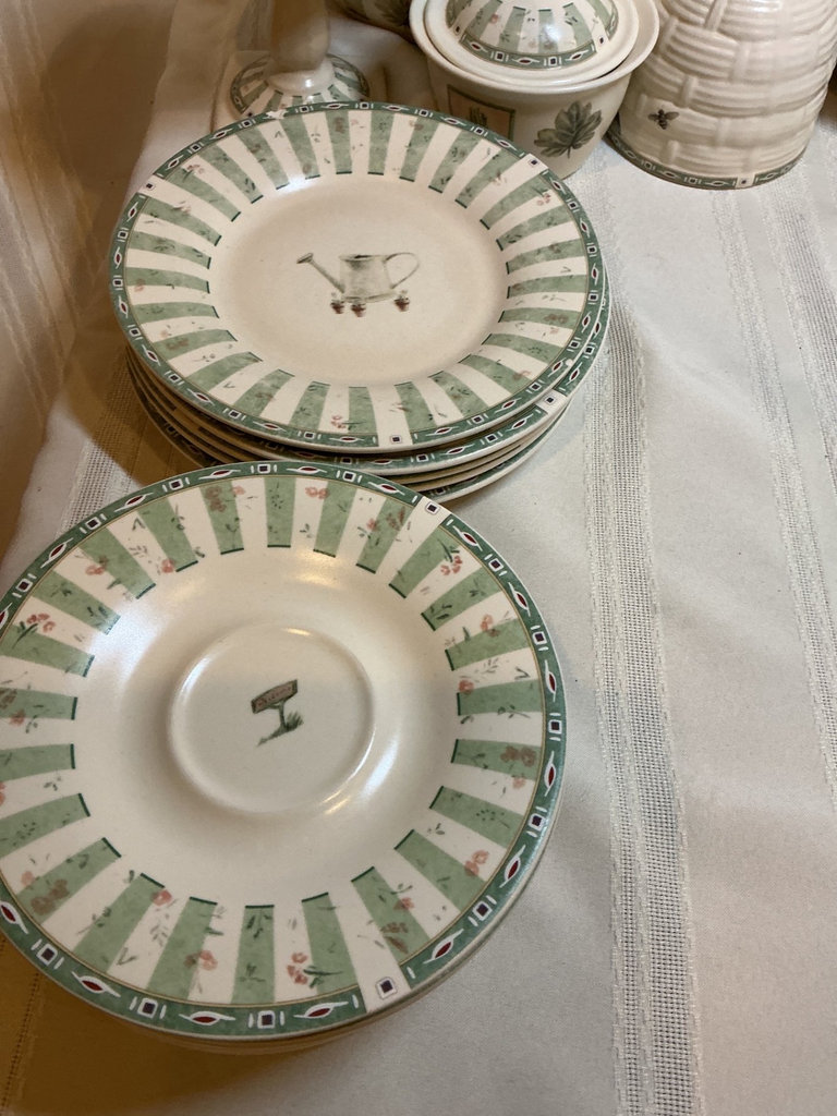 Pfaltzgraff Naturewood Pattern Dinnerware Set with Serving Pieces and table linens - image 7 of 9