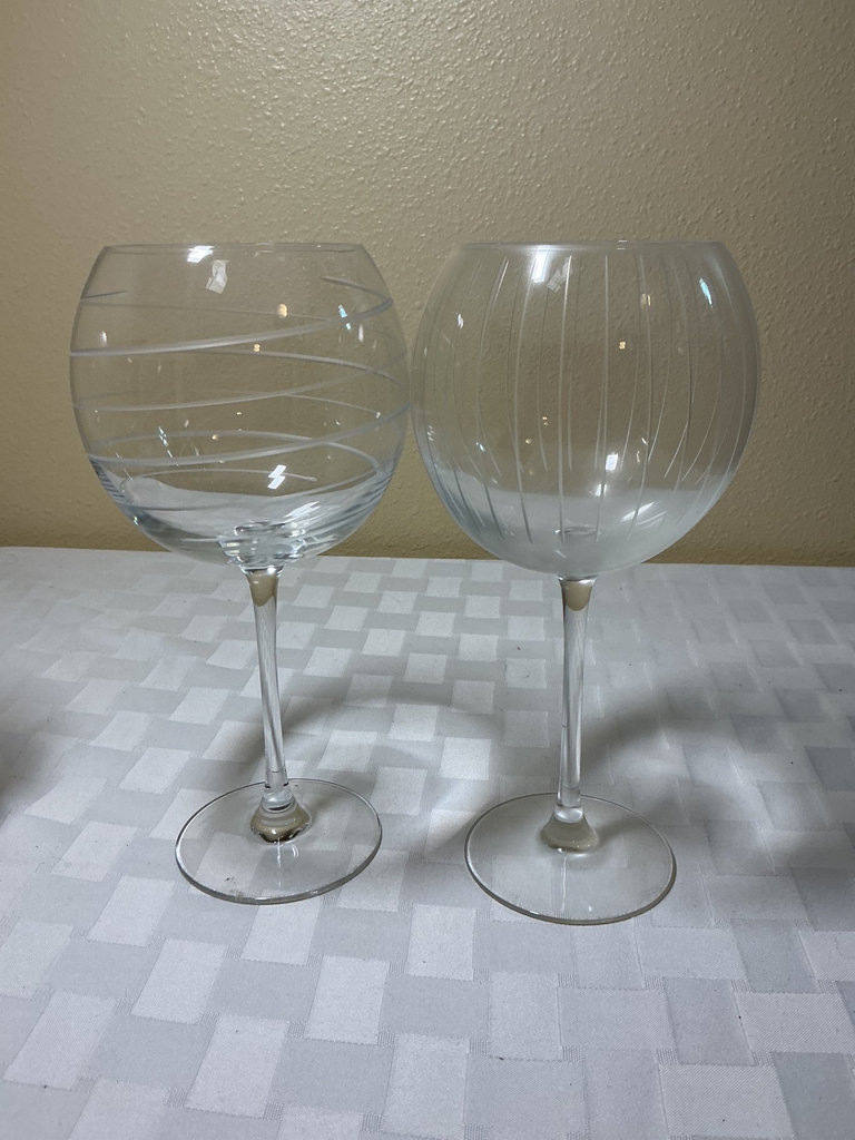 Wine glasses with accessory kit - image 5 of 8