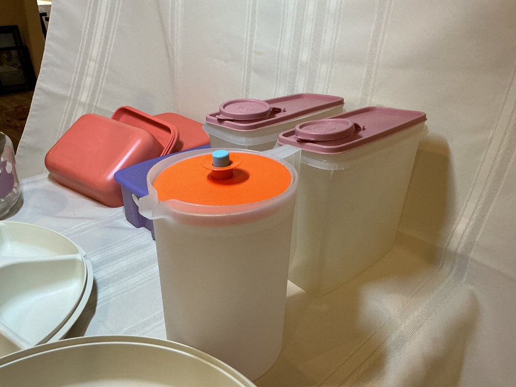 Assorted plastic kitchen storage containers and servingware - image 4 of 6