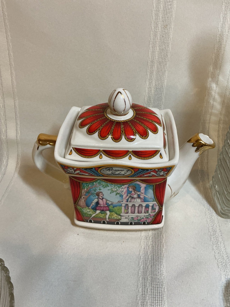 Vintage teaware, glassware and souvenir ceramics collection - image 6 of 7