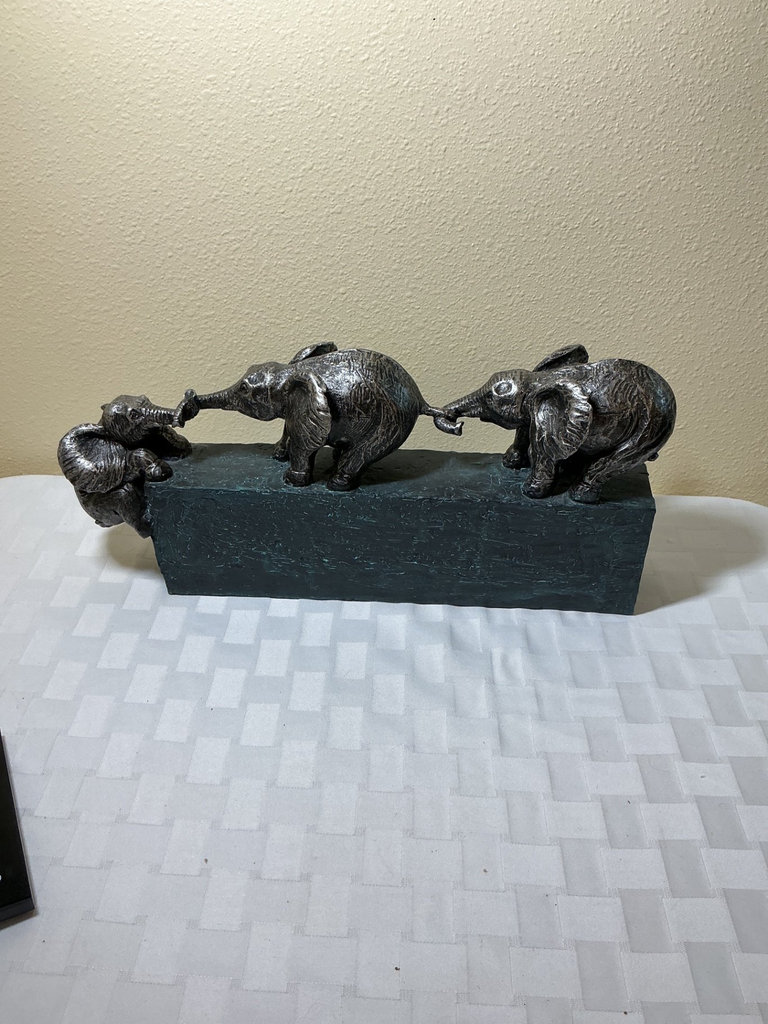Animal Figurines and Wolf Plate Decor - image 6 of 8