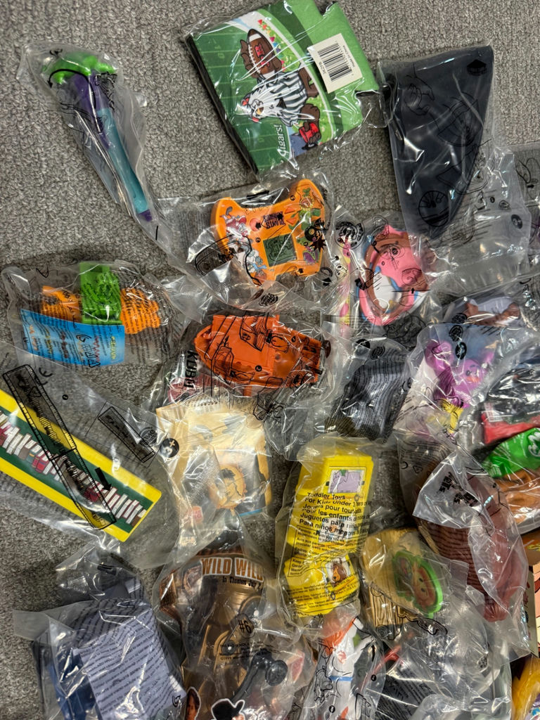 Assorted toy figures and blind-pack collectibles - image 4 of 8