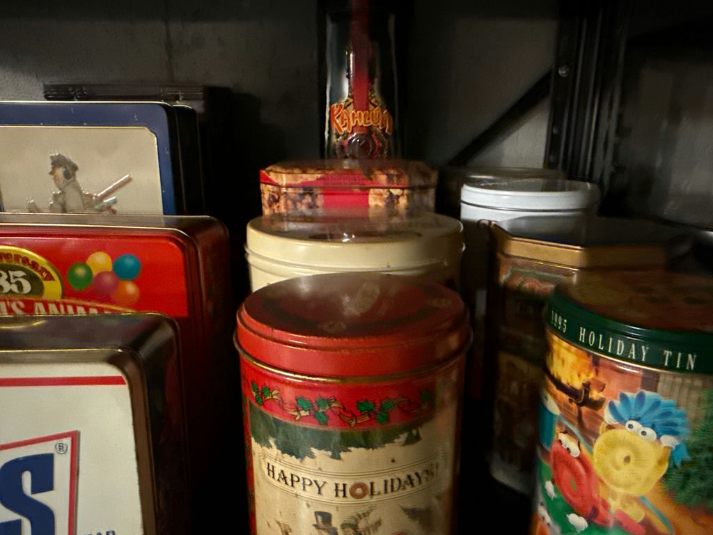 Vintage tin cookie tins and decorative metal containers - image 2 of 6