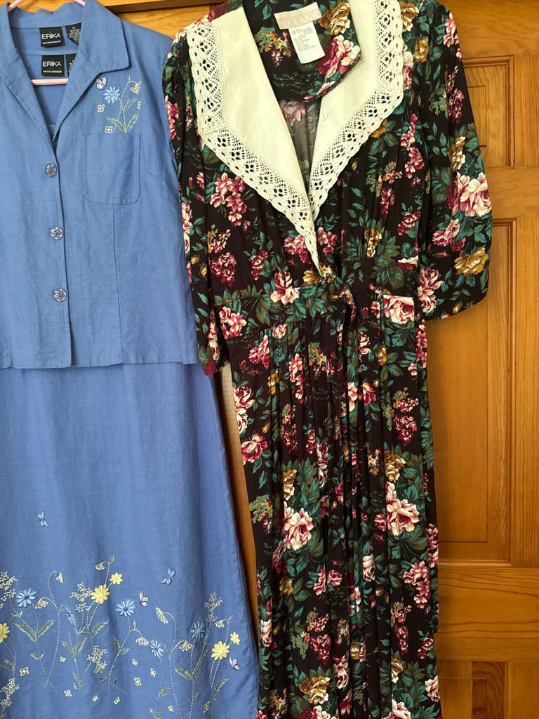 Blue embroidered two-piece dress and floral maxi with lace collar - image 3 of 5