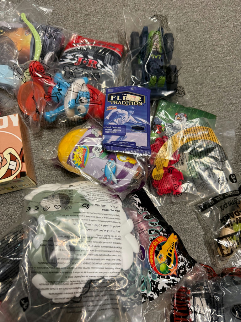 Assorted toy figures and blind-pack collectibles - image 7 of 8