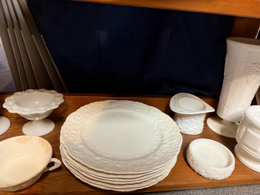 White ceramic dinnerware and decorative pieces - image 4 of 4