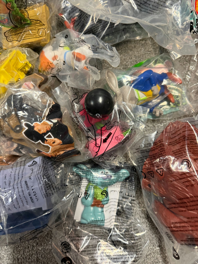 Assorted toy figures and blind-pack collectibles - image 8 of 8