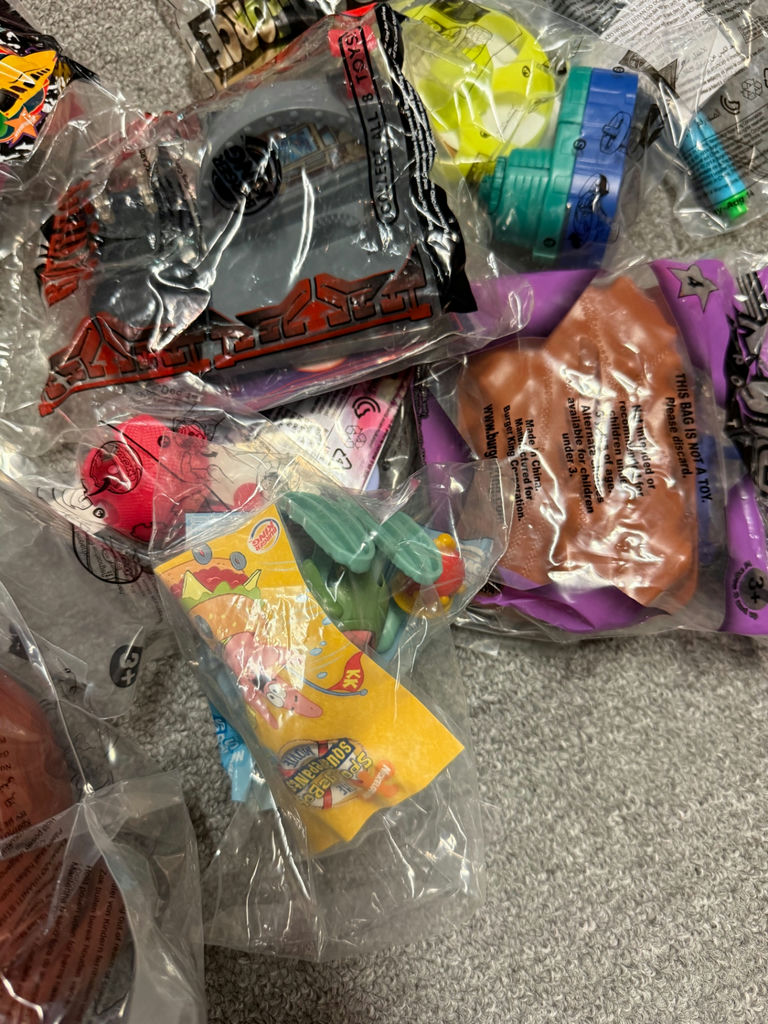 Assorted toy figures and blind-pack collectibles - image 5 of 8