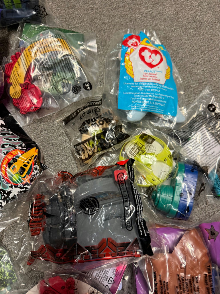 Assorted toy figures and blind-pack collectibles - image 6 of 8