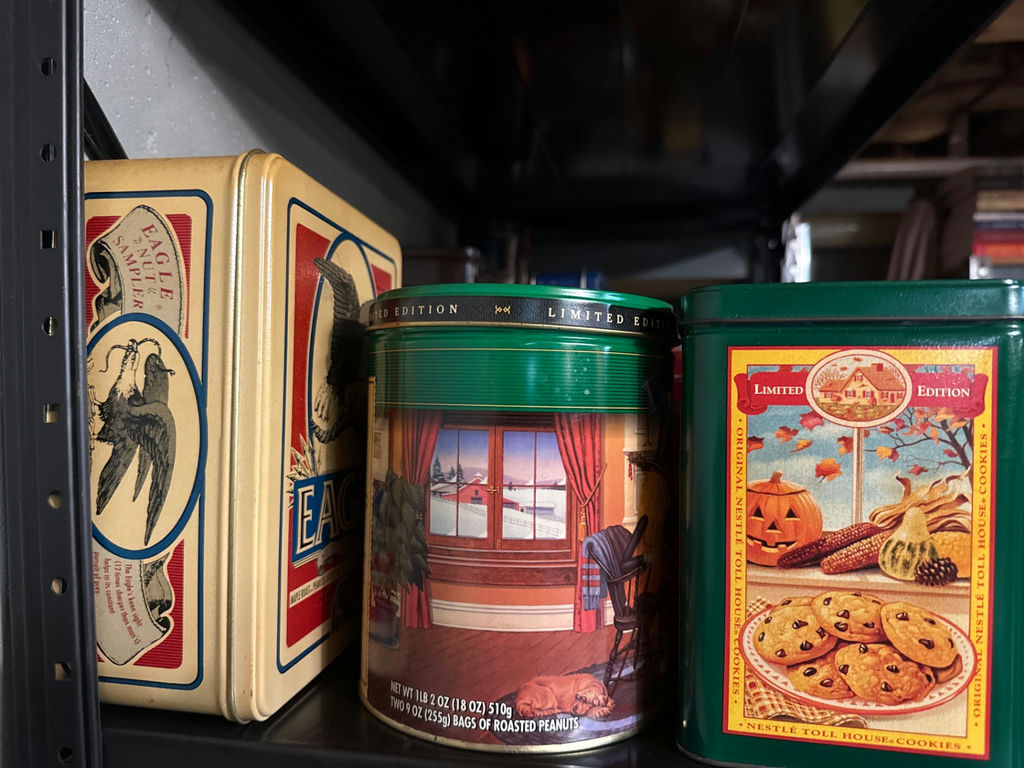 Vintage tin cookie tins and decorative metal containers - image 5 of 6