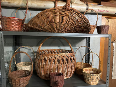Assorted wicker baskets on a metal shelf - Image 1 of 1