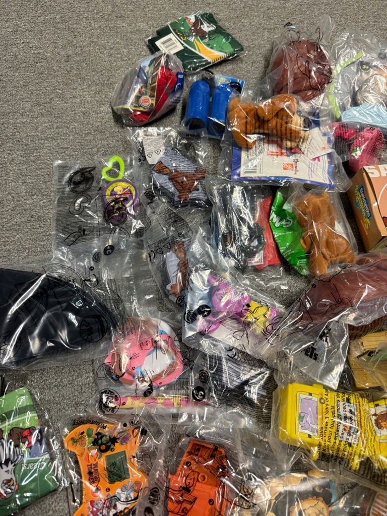 Assorted toy figures and blind-pack collectibles - image 3 of 8