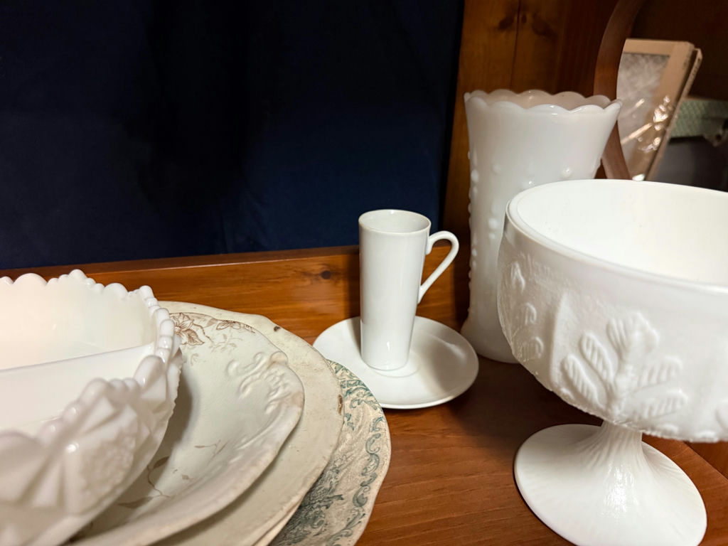 White embossed ceramic dinnerware set with pedestals and bowls - image 4 of 5