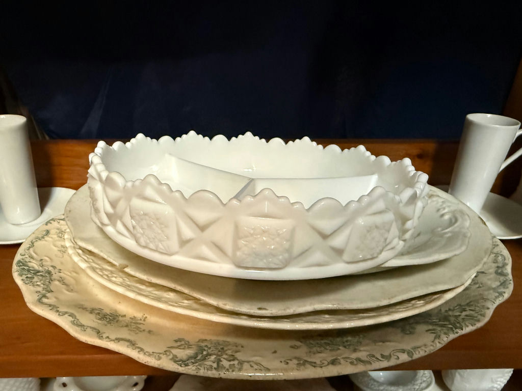 White embossed ceramic dinnerware set with pedestals and bowls - image 5 of 5