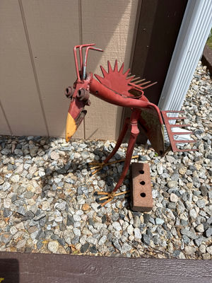 Red metal rooster garden sculpture - Image 1 of 2