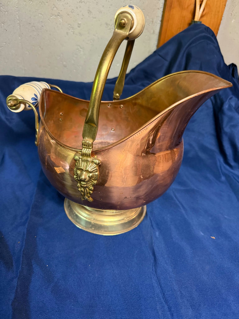 Copper coal scuttle with brass handle and lion-head ornament - image 2 of 2