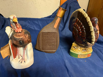 Turkey-themed decanter and figurines set - Image 1 of 2