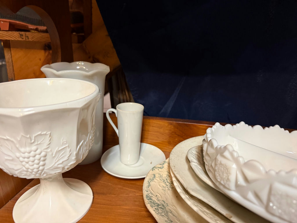 White embossed ceramic dinnerware set with pedestals and bowls - image 1 of 5