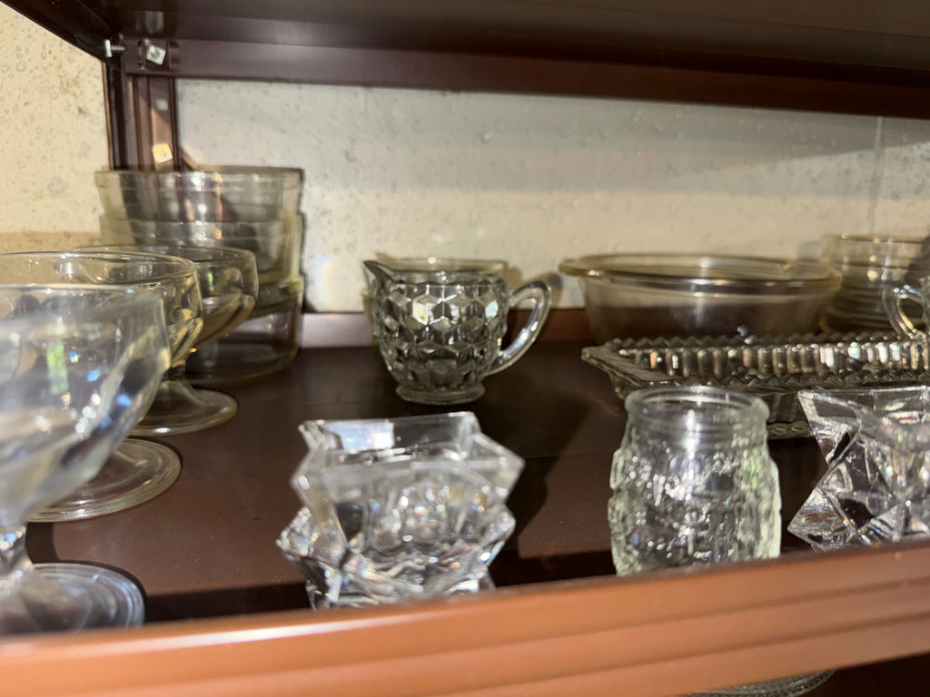 Assorted glassware and crystal items - image 1 of 3