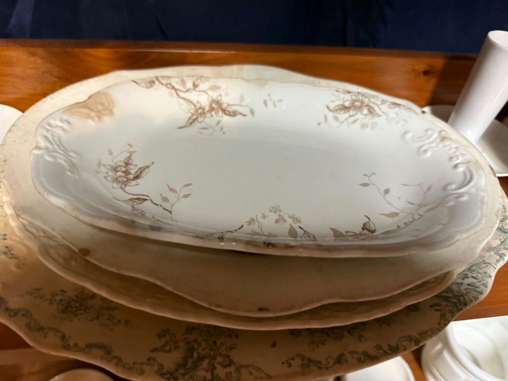 White embossed ceramic dinnerware set with pedestals and bowls - image 3 of 5