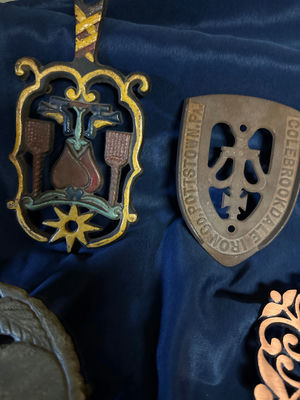 Assorted decorative metal wall plaques and trivets - Image 1 of 2