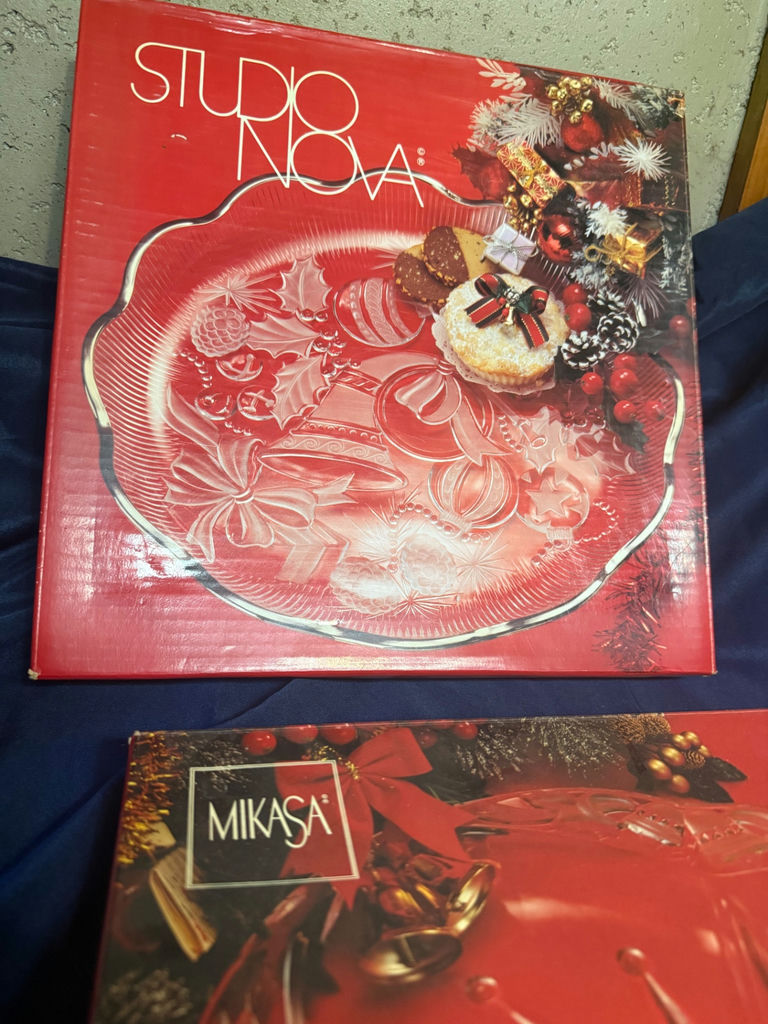 Mikasa Red Glass Christmas Serving Plates - image 3 of 3