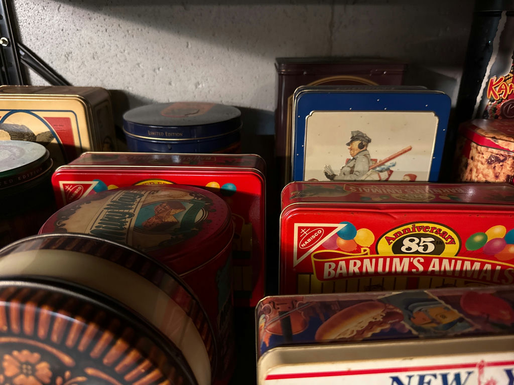 Vintage tin cookie tins and decorative metal containers - image 3 of 6
