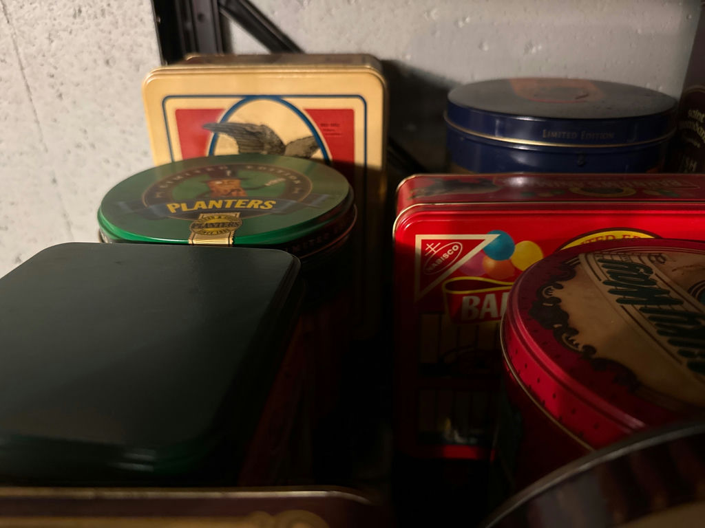 Vintage tin cookie tins and decorative metal containers - image 4 of 6