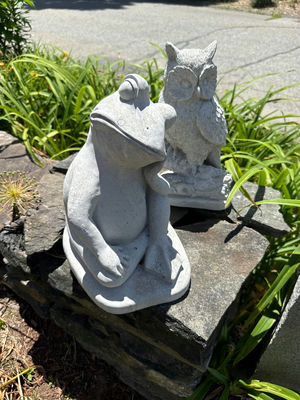 Stone frog and owl garden statues - Image 1 of 2