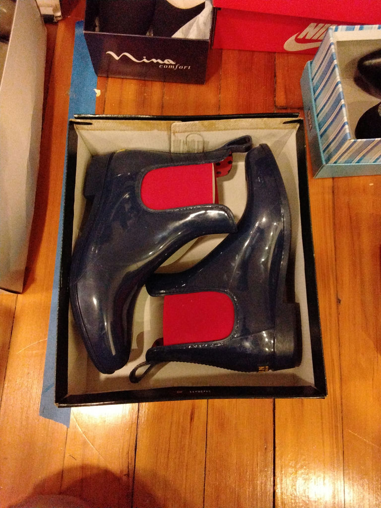 Assorted women's shoes in boxes - image 4 of 8