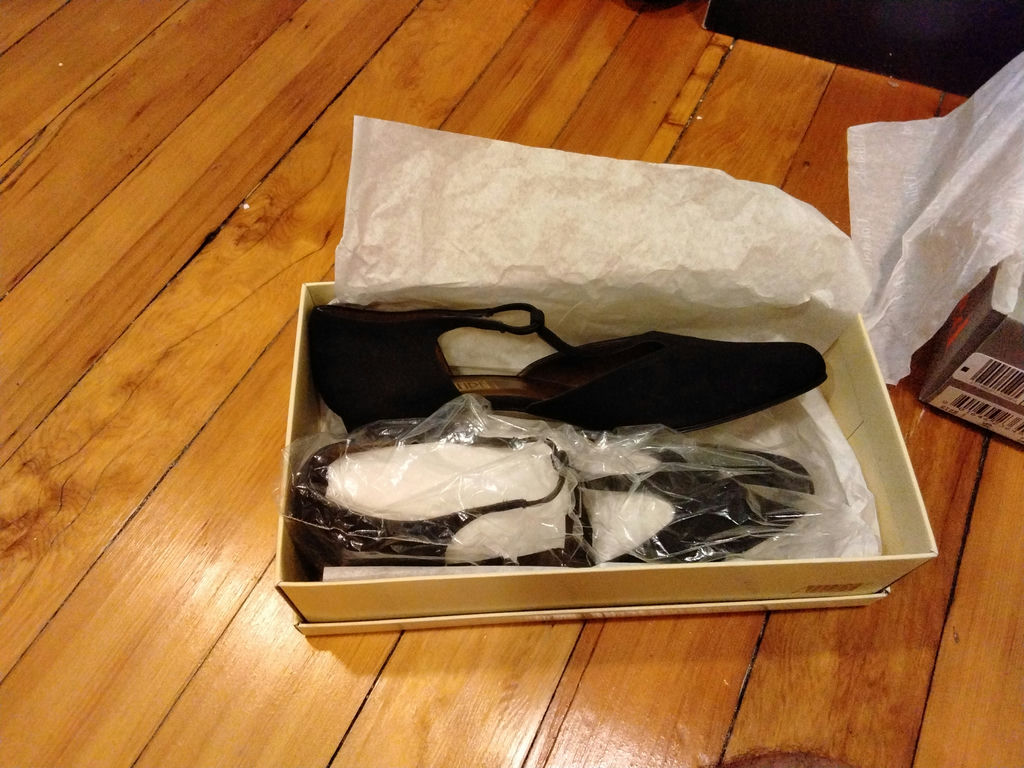 Assorted women's shoes and boots in boxes - image 5 of 8