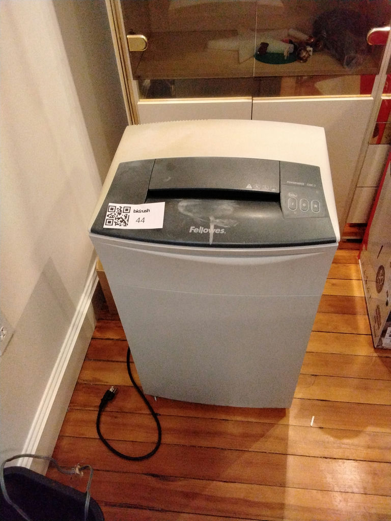 Commercial Grade Fellowes paper shredder - image 1 of 3