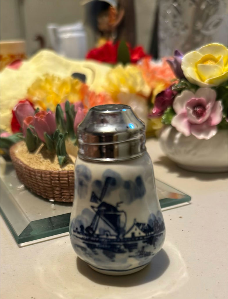 Assorted Decorative Ceramics and Floral Arrangements - image 8 of 8