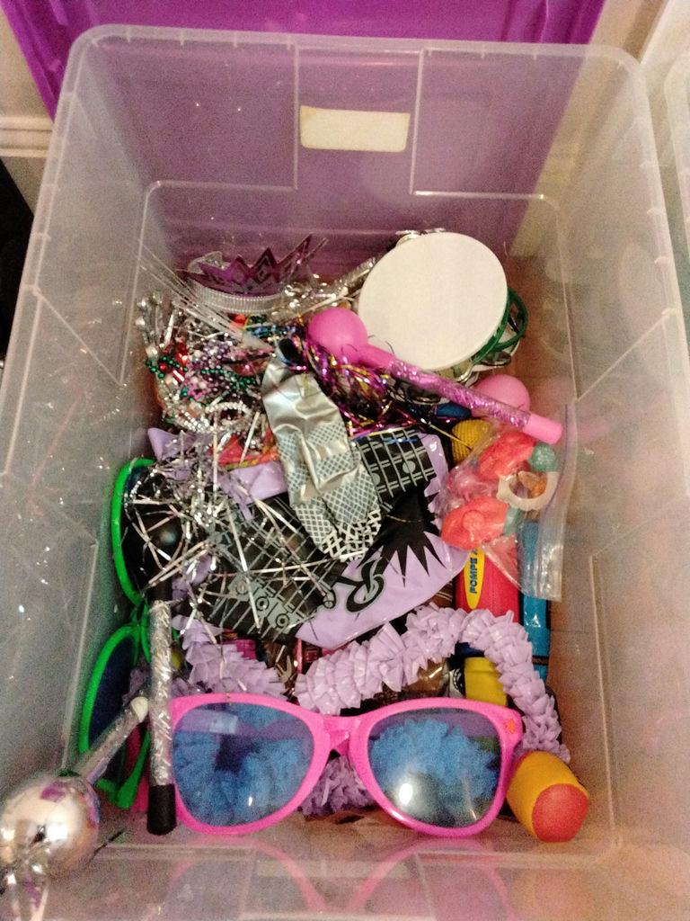 Assorted kids' party props and dress-up accessories - image 4 of 5