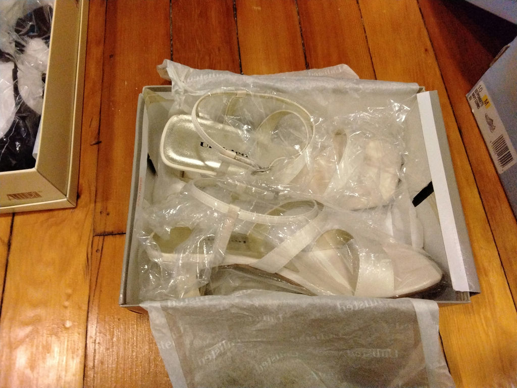 Assorted women's shoes and boots in boxes - image 4 of 8