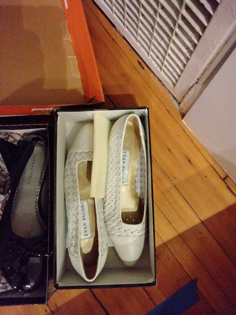 Assorted women's shoes in shoeboxes - image 3 of 5