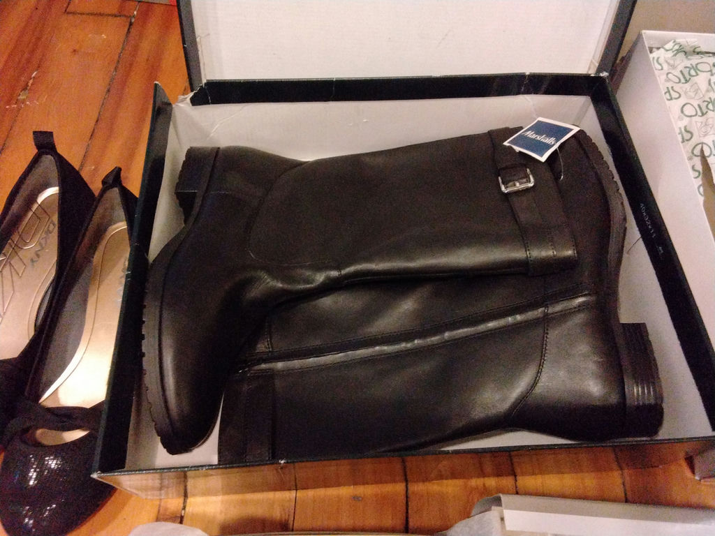 Assorted women's shoes and boots in boxes - image 6 of 8