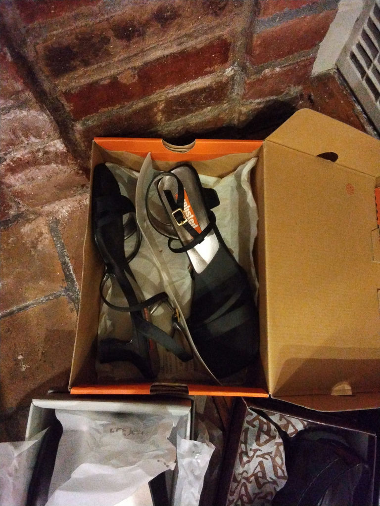 Assorted women's shoes in shoeboxes - image 2 of 5