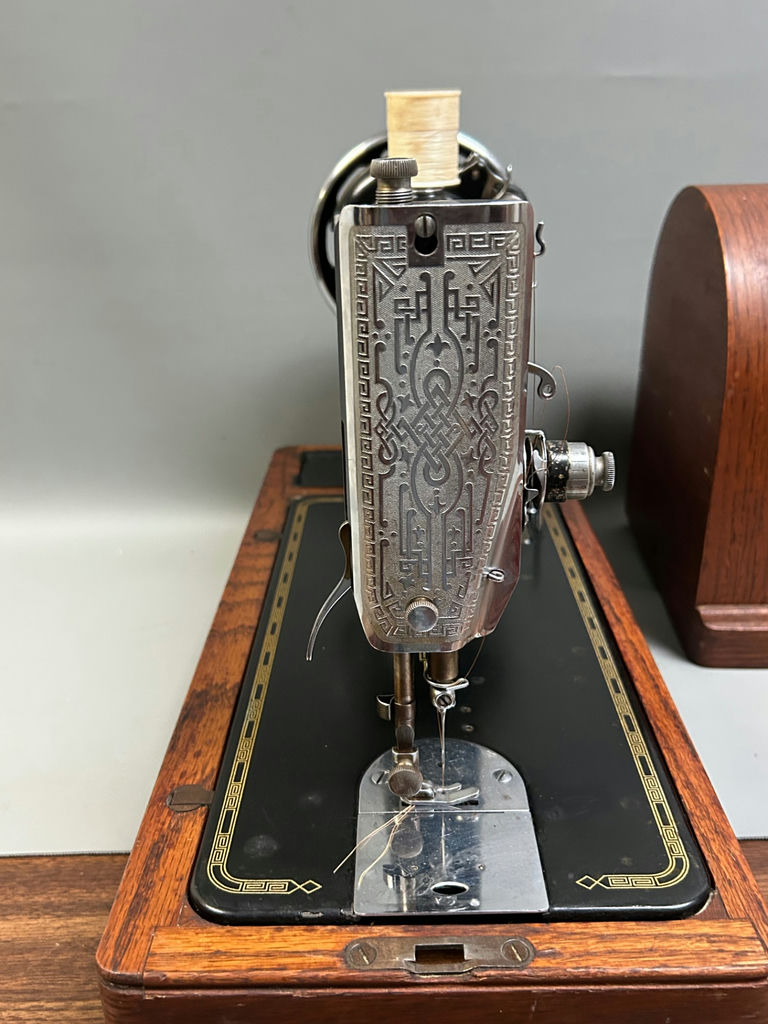 Vintage Singer Sewing Machine 1930s - image 4 of 5